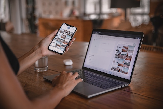 Une personne organise le contenu de Instagram à l'aide d'un ordinateur portable.