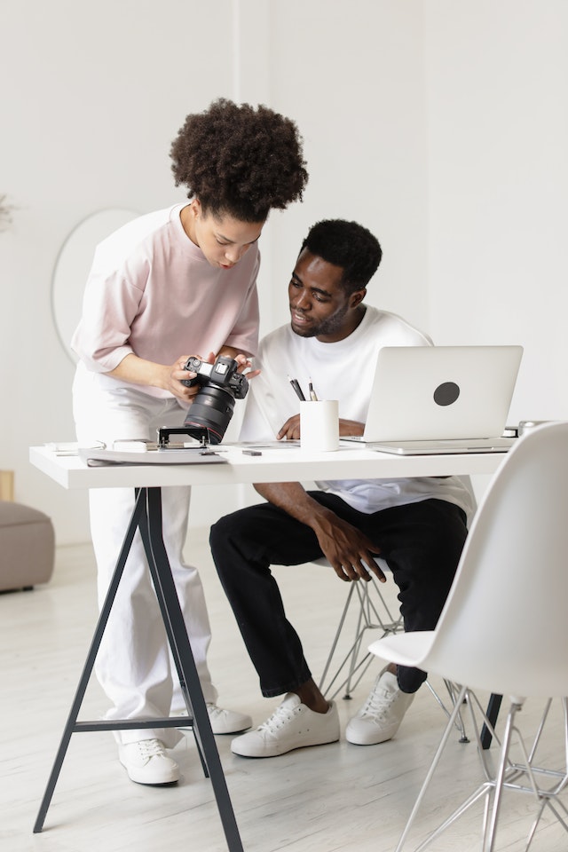 Deux créateurs de contenu collaborent à l'élaboration d'un contenu destiné à une entreprise cliente.