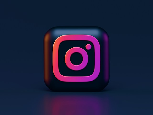 Logo Instagram na ciemnym tle.