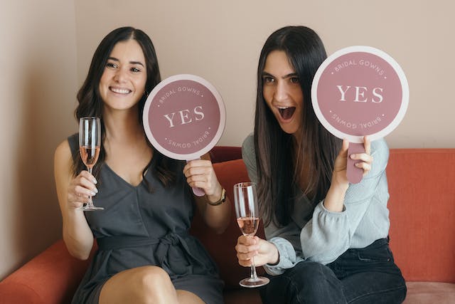 Deux femmes brandissent des maillets sur lesquels est inscrit "Oui".