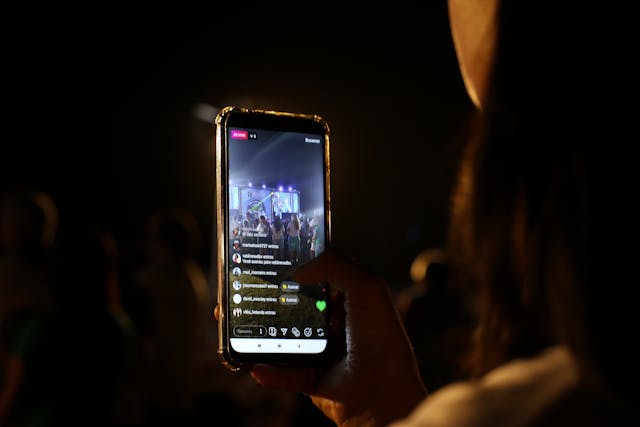 Alguém grava um concerto ao vivo a que está a assistir.