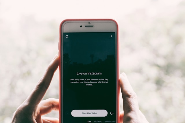 Una persona che va in diretta su Instagram e mostra il pulsante "Start Live Video".