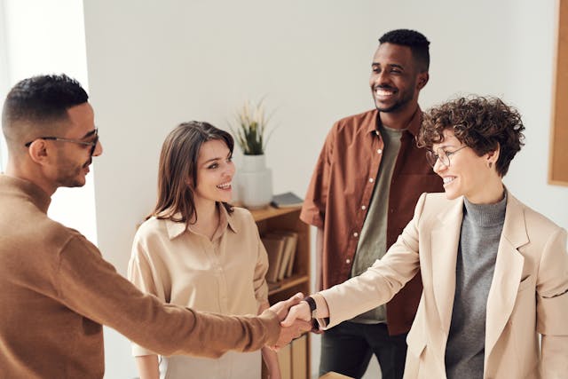 Os colegas apertam as mãos antes de uma reunião.